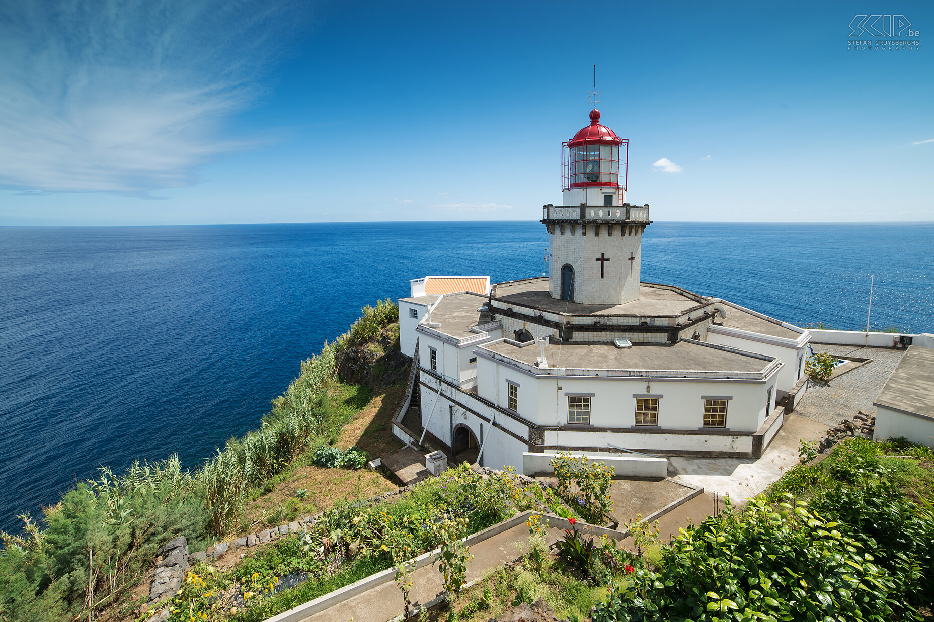 Vuurtoren van Ponta do Arnel De vuurtoren/farol Ponta do Arnel ligt halverwege op een uiterst steile afdaling naar het vissershaventje Porto de Pescas. Stefan Cruysberghs